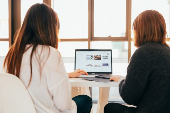 Deux femme consultent un site de e-commerce